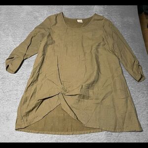 Et’ Lois gathered front light top size small (fits bigger). Excellent condition!